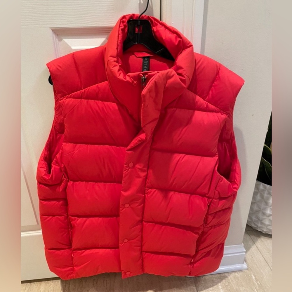Men's Lululemon Red Wunder Puff Vest, size M